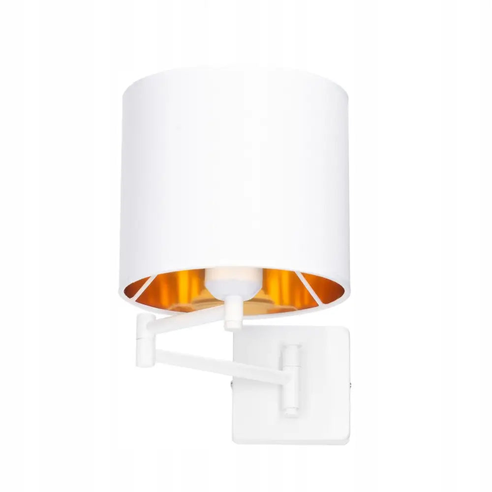 Veggmontert justerbar lampe med hvit sylinderformet skjerm og gyllen innside, sett forfra og litt nedenfra.