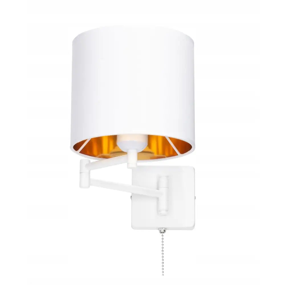 Veggmontert justerbar lampe med hvit sylinderformet skjerm, gullfarget innside og metallkjede for trekkbryter.