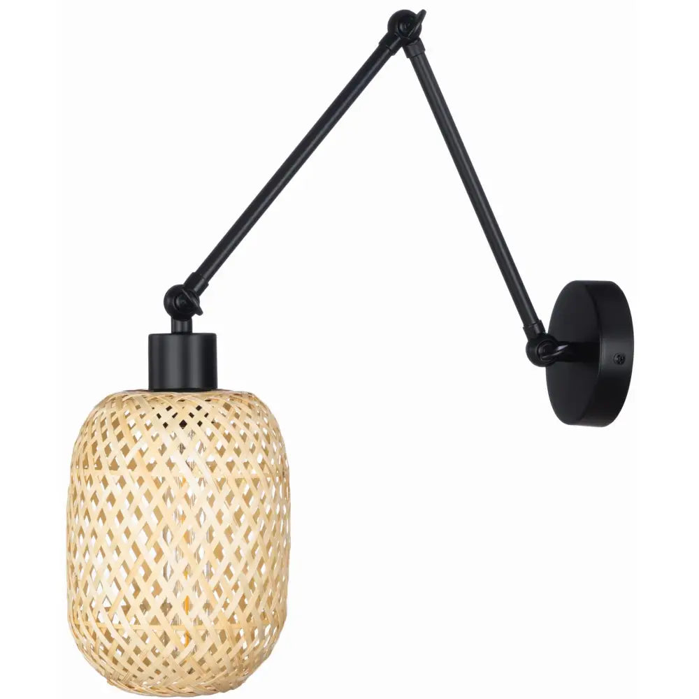 Veggmontert lampe med sort metallarm og stor, rund skjerm i flettet bambus, sidevisning mot hvit bakgrunn.