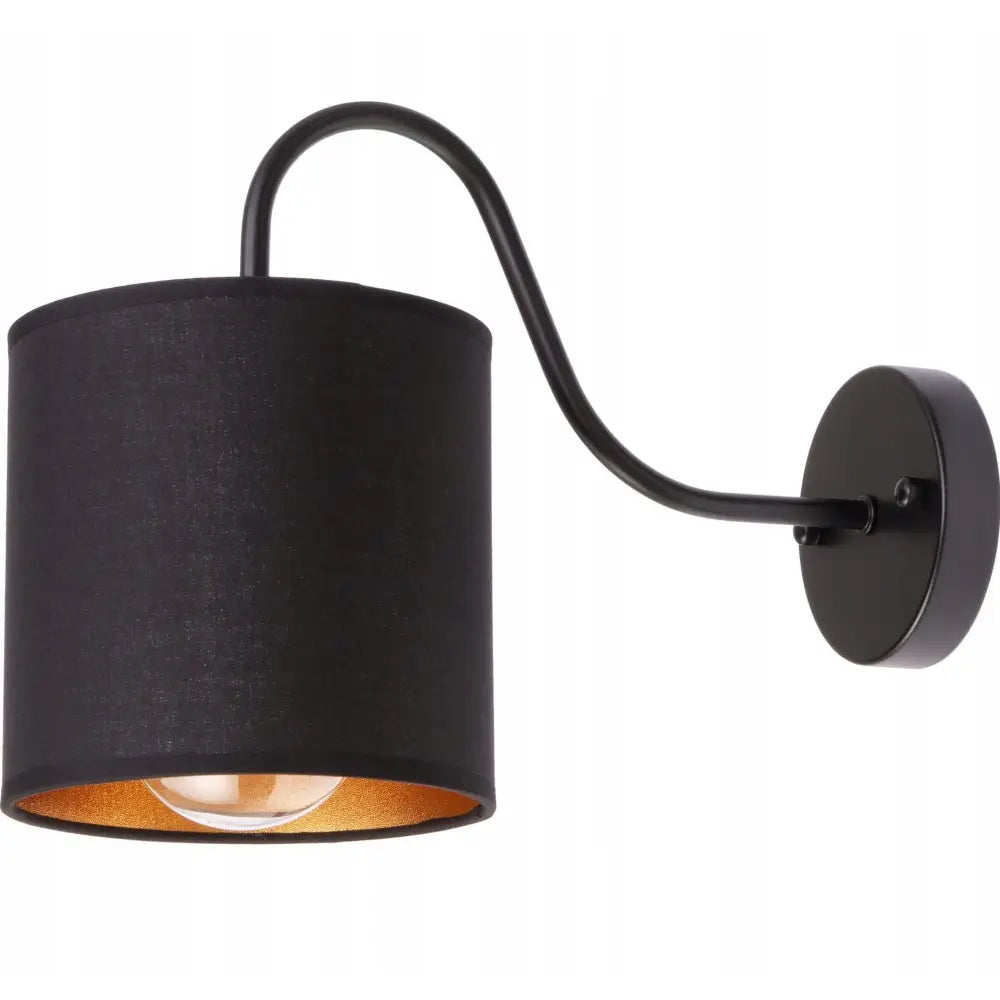 Veggmontert metallbuelampe med sort sylinderformet skjerm og gyllen innside, sett fra siden.