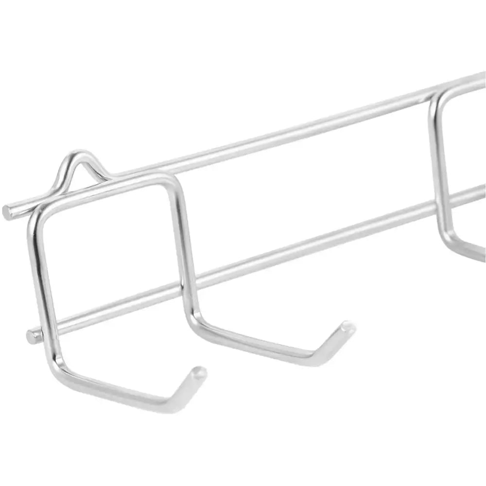 Veggmontert rustfri stål henger, nærbilde av krokene og den glatte, sølvfargede metalloverflaten.