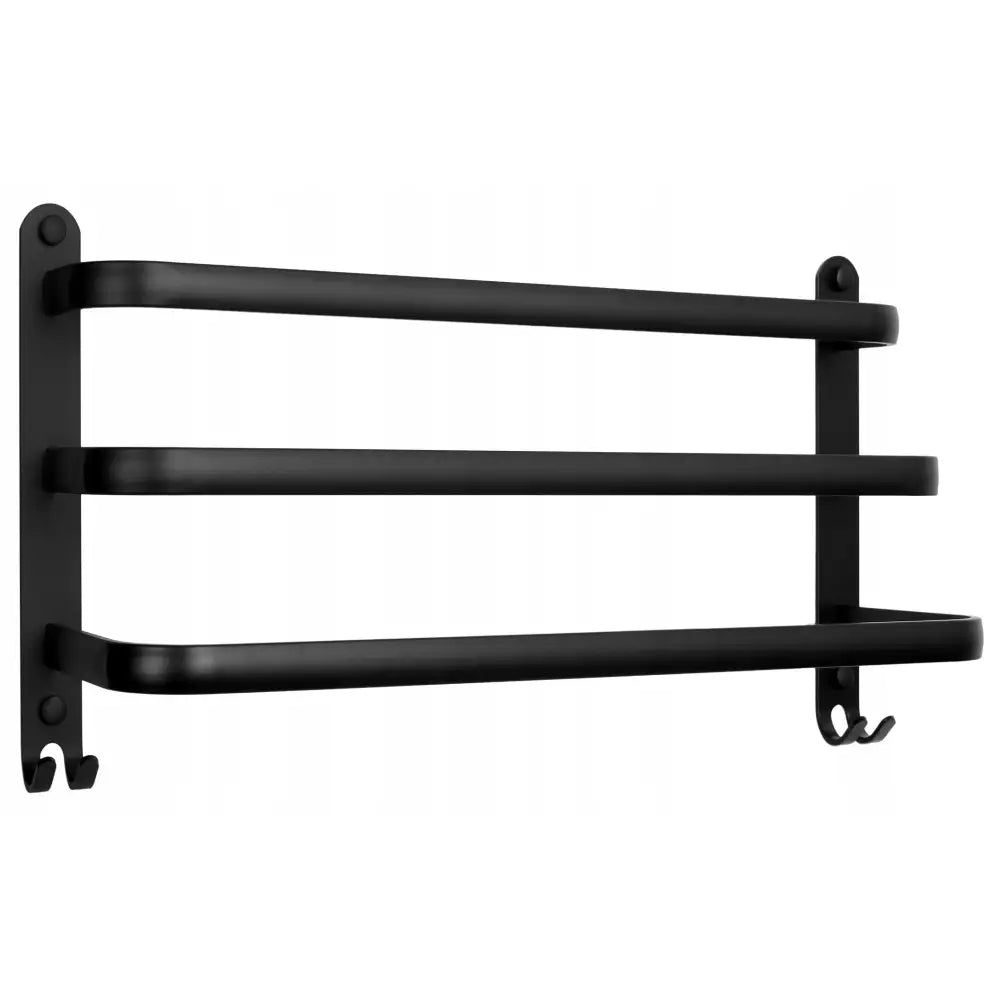 Veggmontert svart håndklehenger med tre metallstenger og to kroker, skråvisning mot hvit bakgrunn.