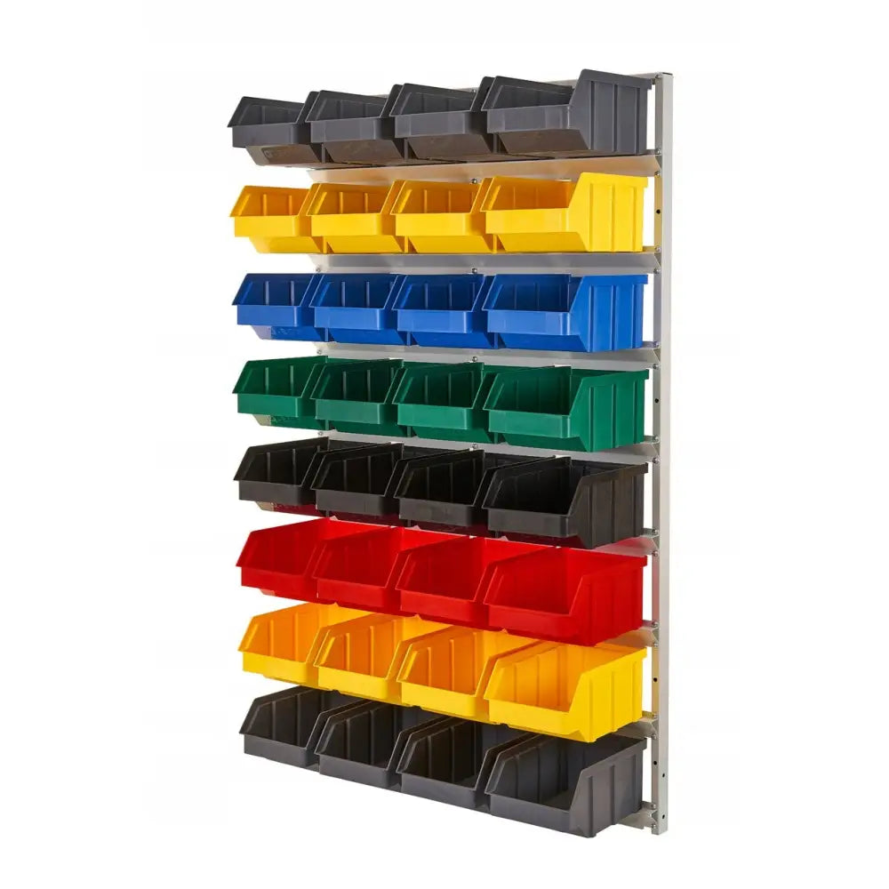 Veggmontert verkstedhylle med 32 fargede plastbokser, skrå visning som viser åpne, stablede rekker.