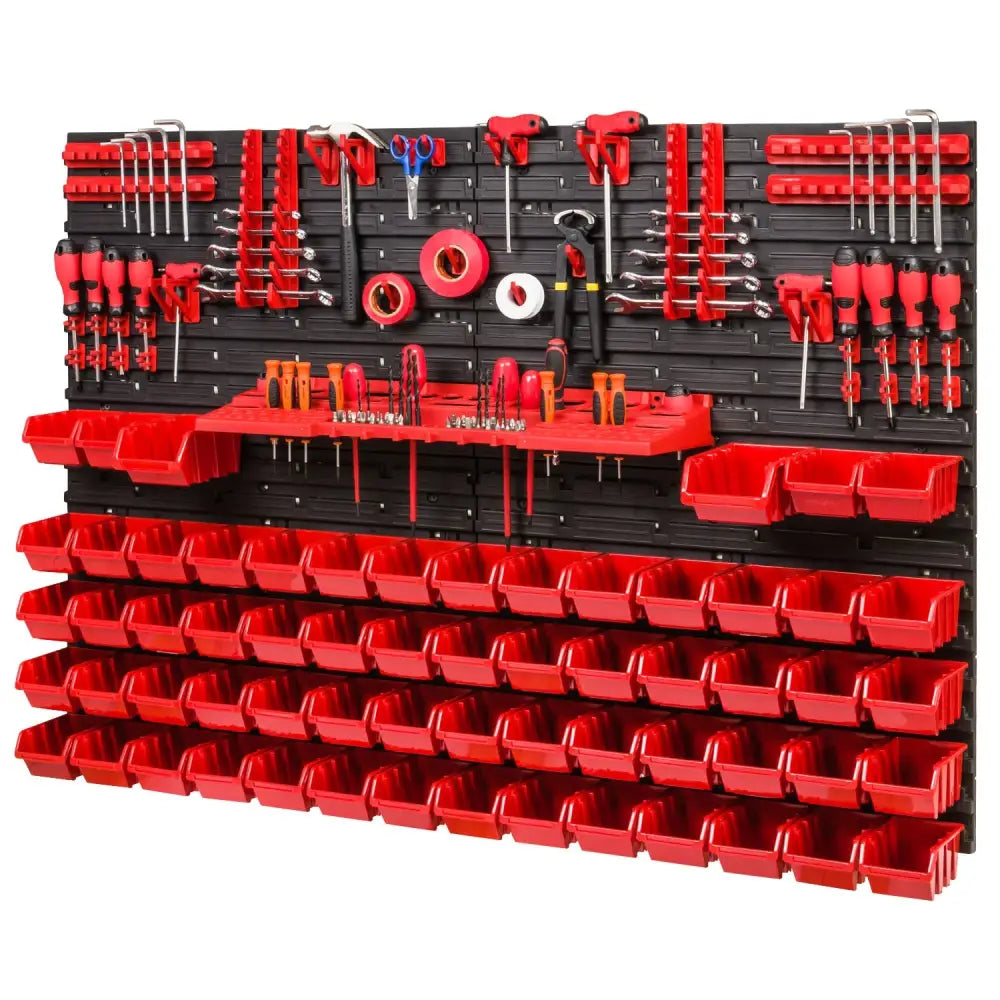 Veggmontert verktøytavle i sort plast med 62 røde bokser, kroker og hyller for effektiv organisering.