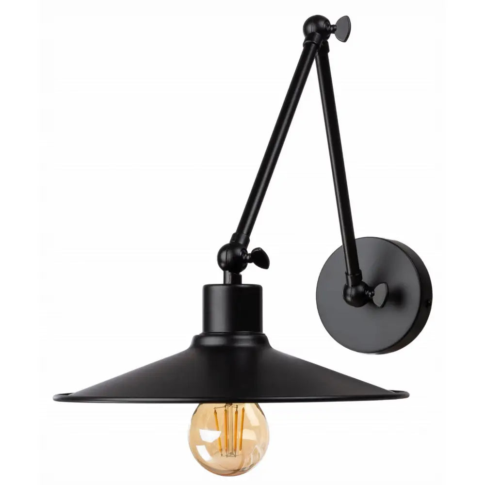 Veggspot i svart metall med justerbar arm, rund veggfeste og bred skjerm, sett fra siden med synlig lyspære.