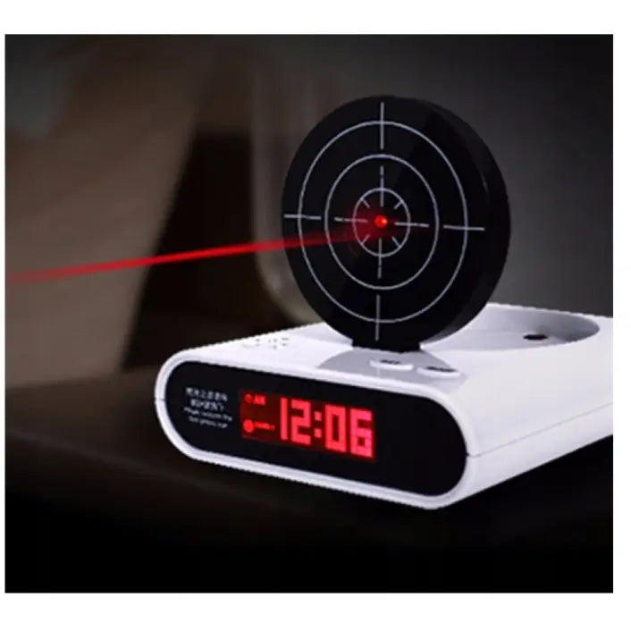 Vekkerklokke med skyteskive, skrå visning hvor rød laser peker mot svart blinkskive og digital tid lyser rødt.