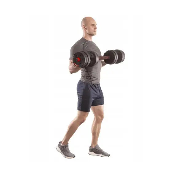 Vektsett med stang og hantler, demonstrert av mann i stående posisjon med justerbar vektstang, hvit bakgrunn.