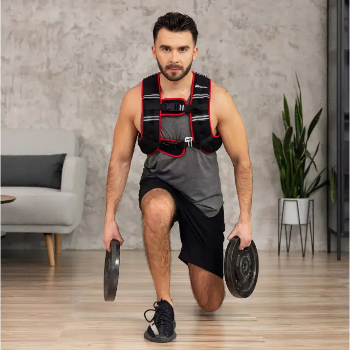 Vektvest 10kg i sort og rødt, brukt under utfall med vektskiver, frontvisning i moderne stue.