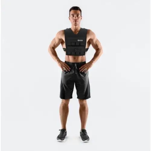 Vektvest 16kg, mann iført sort vest med borrelåsfester, står rett mot kameraet på lys bakgrunn.