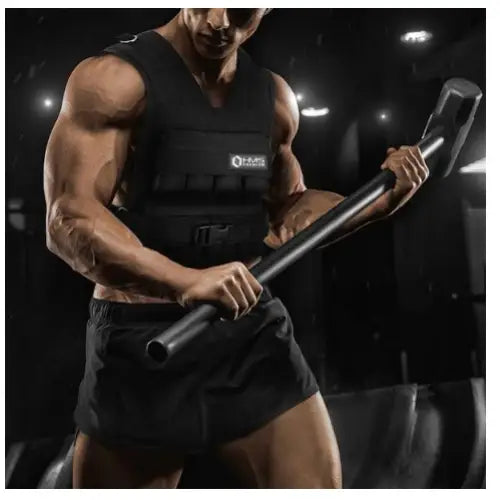 Vektvest 16kg brukt under intensiv sleggetrening, fokus på robust svart vest og styrke i treningsstudio.