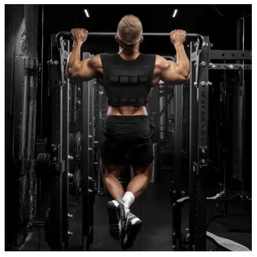 Vektvest 16kg brukt under pull-ups, sett bakfra med fokus på ryggmuskulatur i treningsstudio.