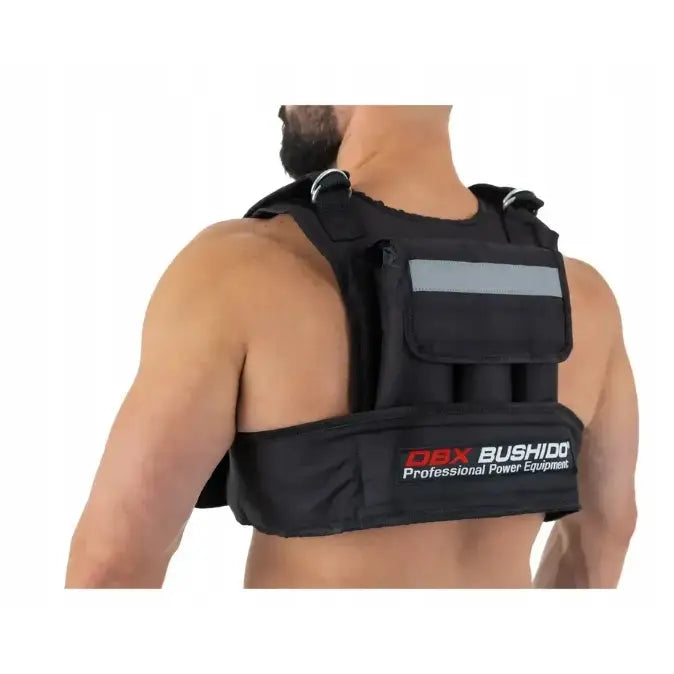 Vektvest 20kg bakfra, viser reflekterende stripe, øvre lomme og logo på ryggen mens den bæres.