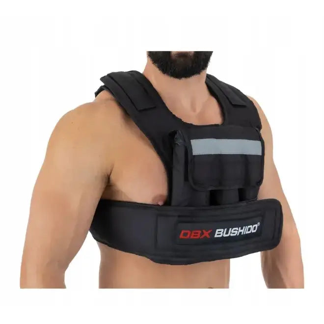 Vektvest 20kg i sort tekstil, skråvisning på modell med refleksstripe og tydelig rød-hvit logo foran.