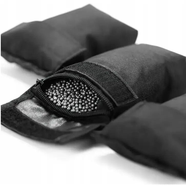 Vektvest 20kg, nærbilde av åpen glidelås som avslører metallkuler inni det teksturerte stoffet.