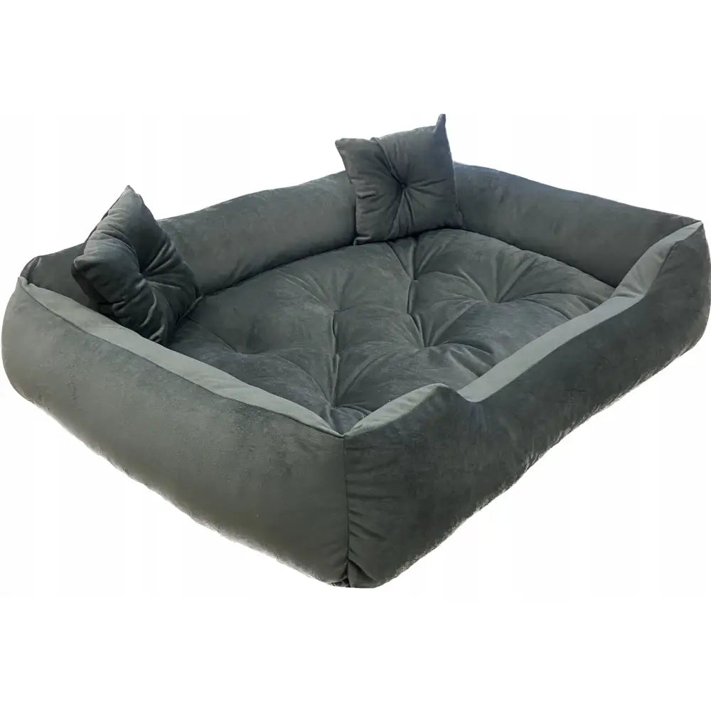 Velur Seng for Hund og Katt 90x75 i mørkegrå velour med høye kanter og to matchende pynteputer, sett fra skrå vinkel.
