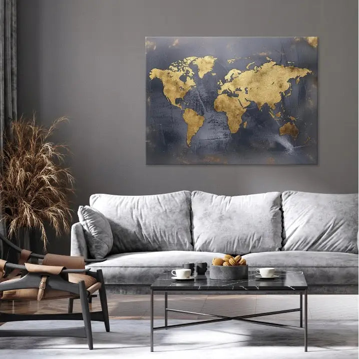 Verdenskart svart og gull lerretsbilde over lys grå fløyelssofa i moderne, minimalistisk stue.