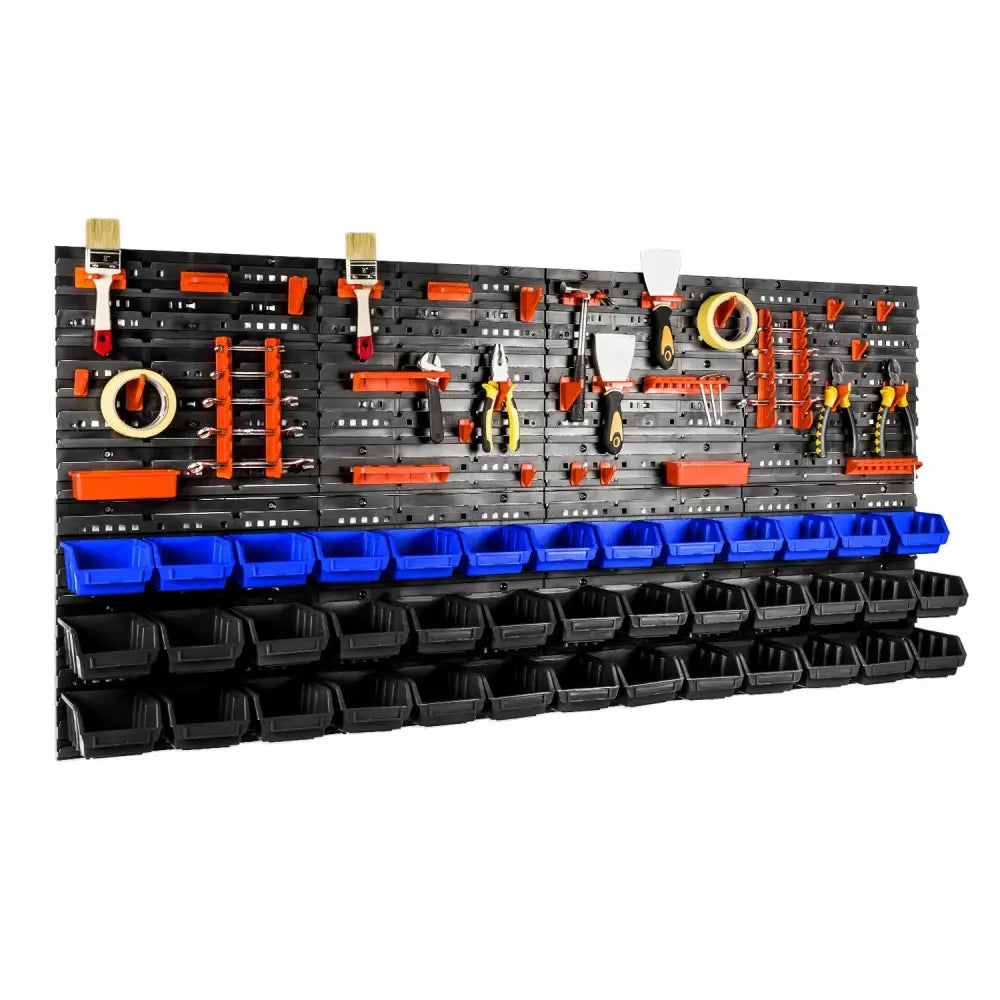 Verktøytavle i sort plast med kroker, hyller og 39 blå og svarte bokser, utstilt med verktøy foran.