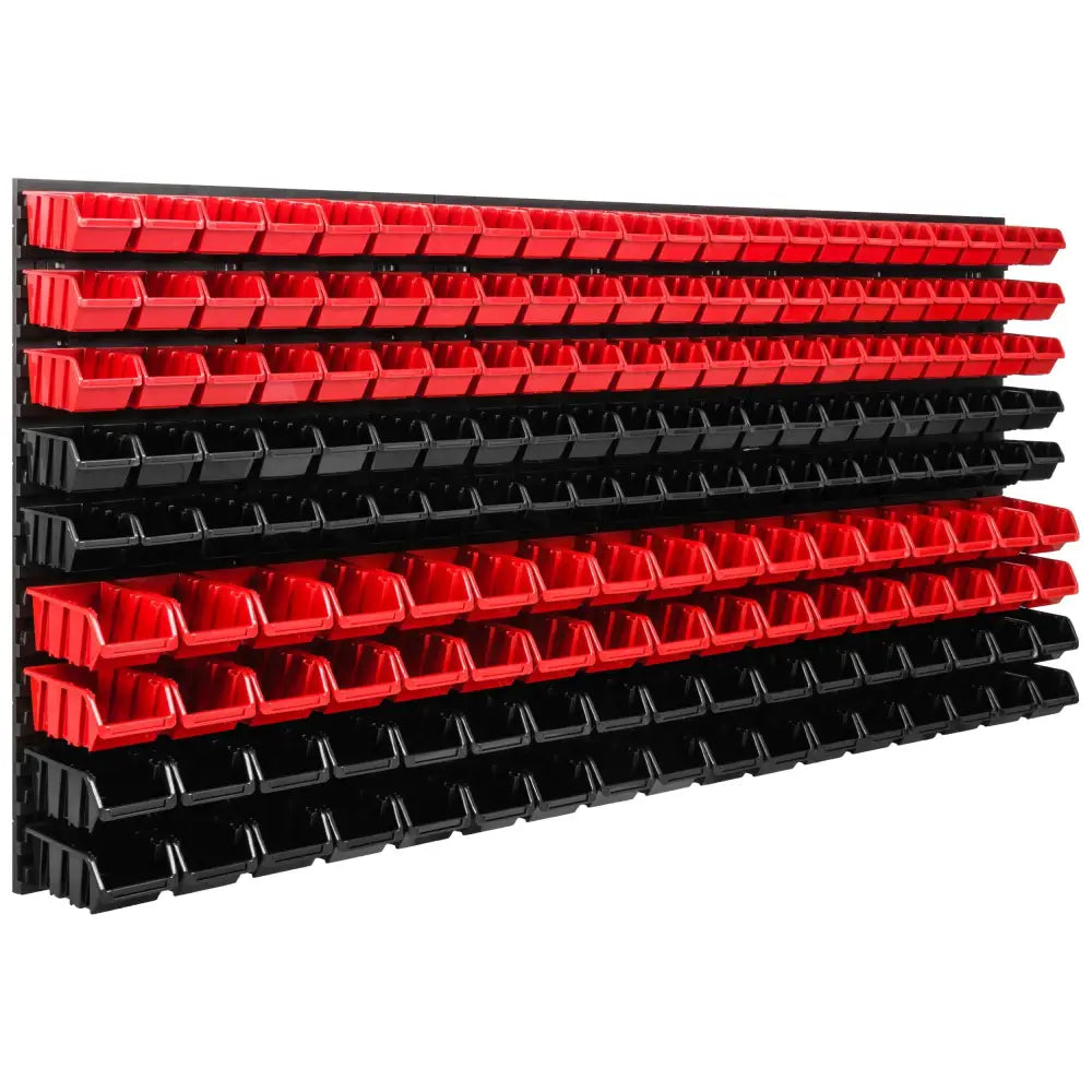 Verktøytavle med røde og svarte plastbokser i flere rader, sett skrått forfra, hver med små rom.