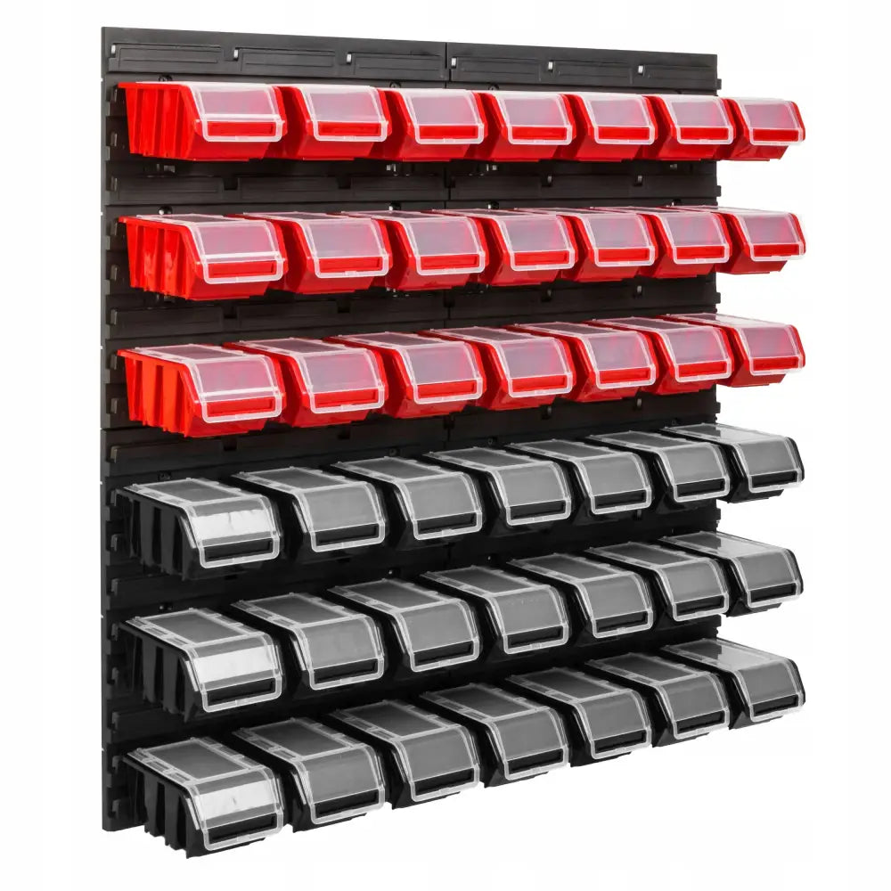 Verktøytavle med røde og svarte plastbokser, skrått sett, viser rekkene med gjennomsiktige lokk.