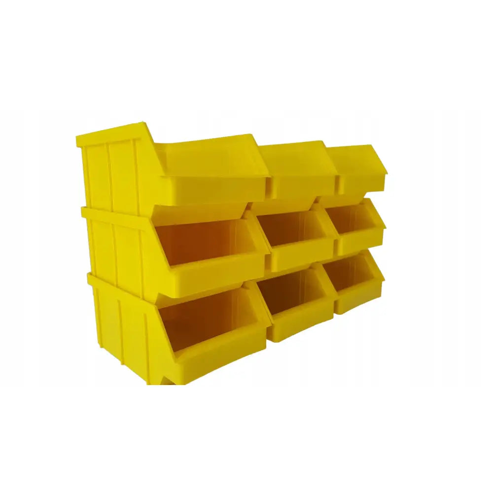 Verkstedbeholder liten trakt, seks gule plastbokser stablet med åpne fronter og dype rom, skrå vinkel.