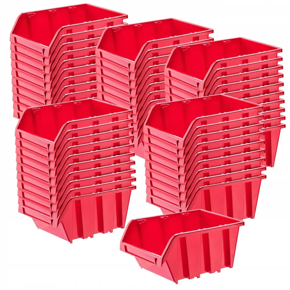 Røde verkstedbokser med åpen front og rillede sider, stablet på hvit bakgrunn for enkel tilgang.