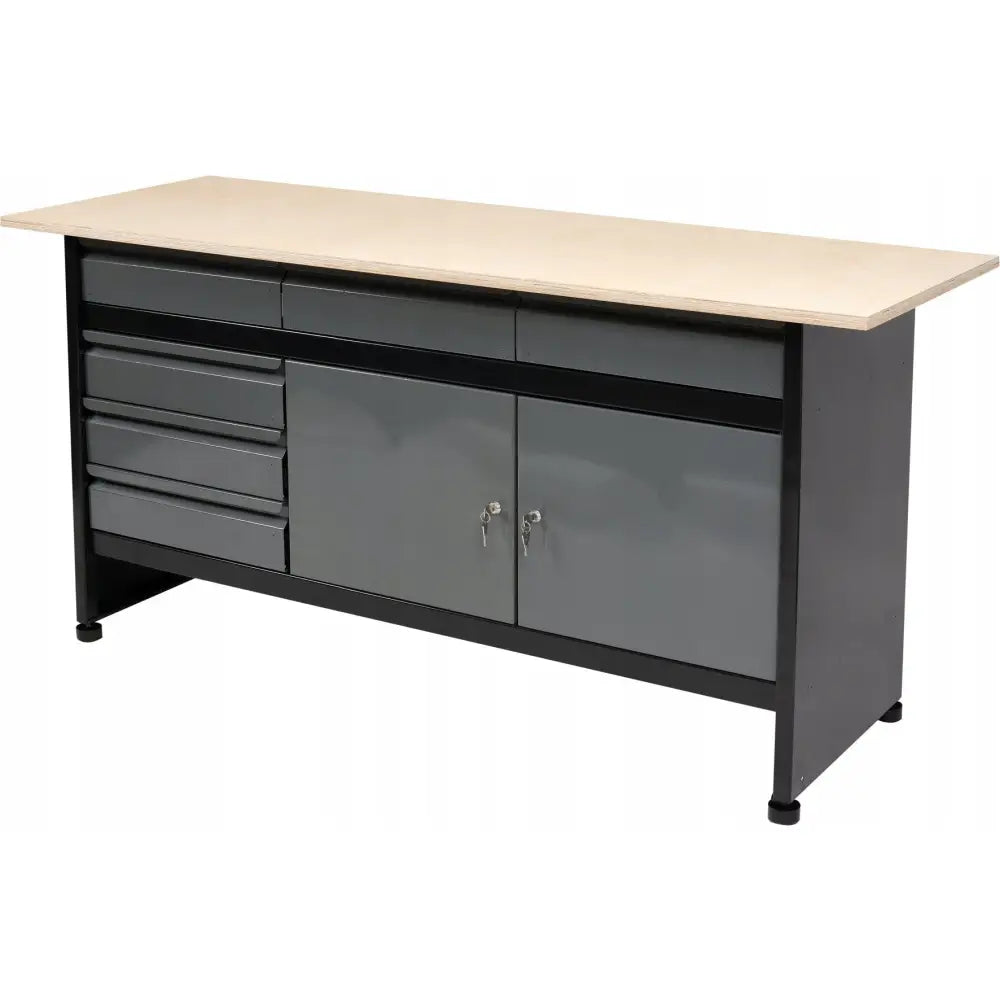 Verkstedbord med lys treplate, fire grå skuffer og to låsbare skapdører, sett fra skrå forside.