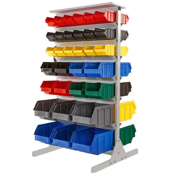 Verkstedhylle med 64 plastbokser i ulike farger og størrelser, stålramme sett skrått fra siden.