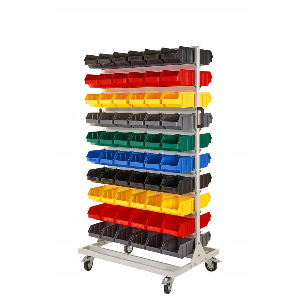 Verkstedhylle på hjul med 120 fargede plastbokser i metallstativ, vist i halvprofil på hjul.