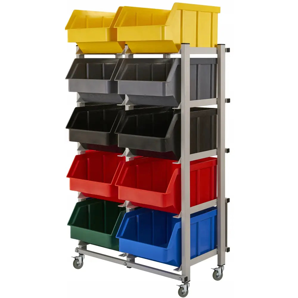 Verkstedhylle på hjul med seks farger plastbokser, metallramme og hjul, sett skrått forfra.
