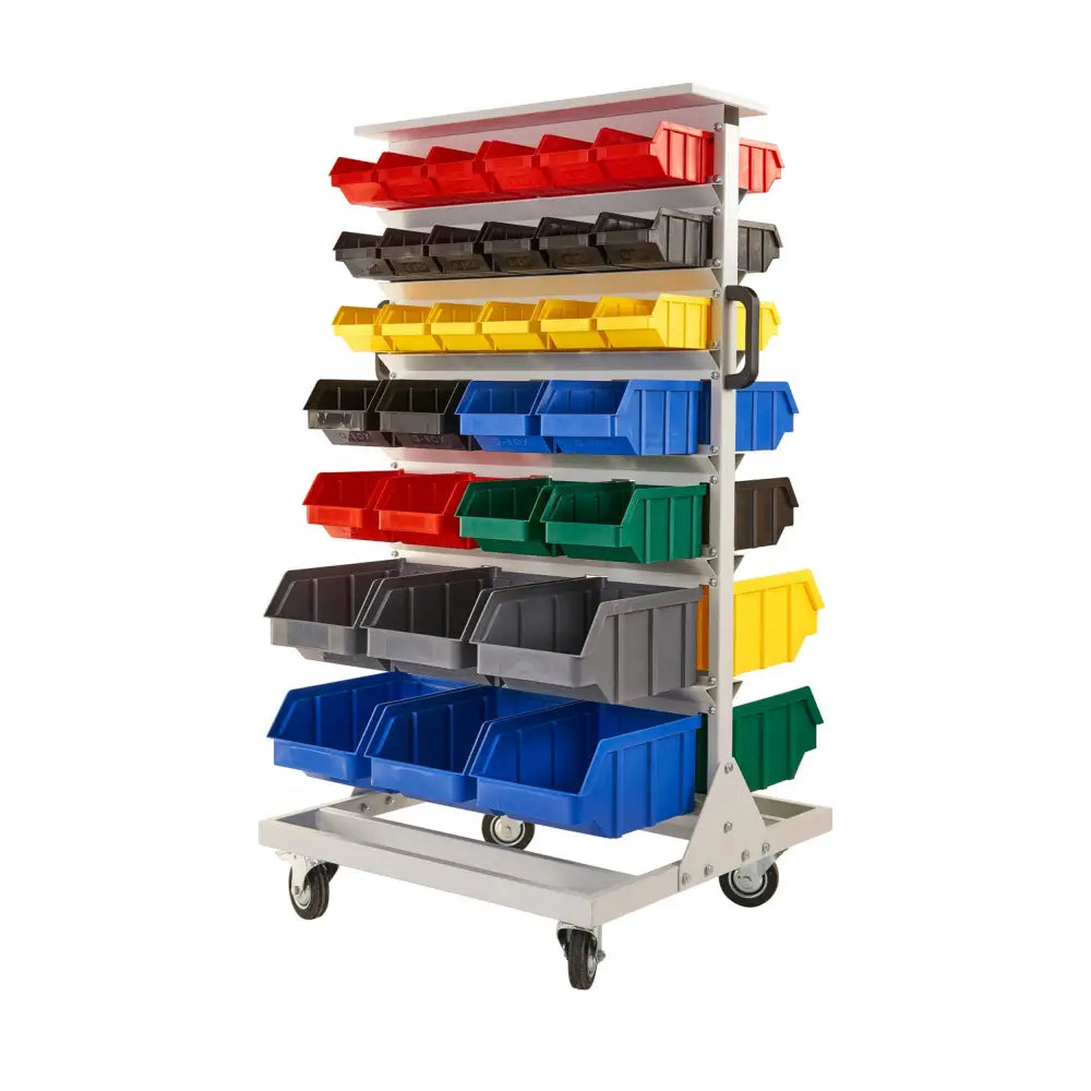 Verkstedhylle med hjul, sett skrått forfra med fargerike plastbokser i metallramme for mobil oppbevaring.