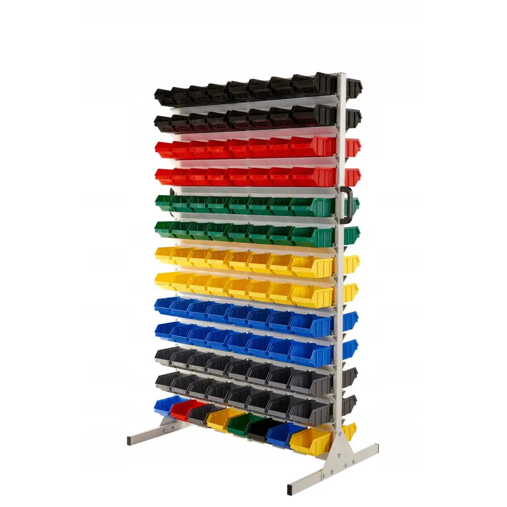 Verkstedhylle med stativ, fargerike plastkasser i flere rekker sett fra skrå vinkel mot hvit bakgrunn.