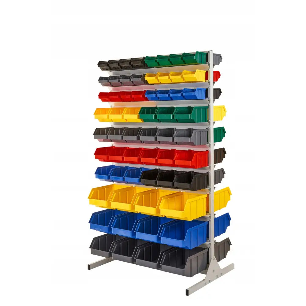 Verkstedhylle med metallstativ og 120 plastbokser i gult, rødt, blått, grønt og grått, frontvisning.