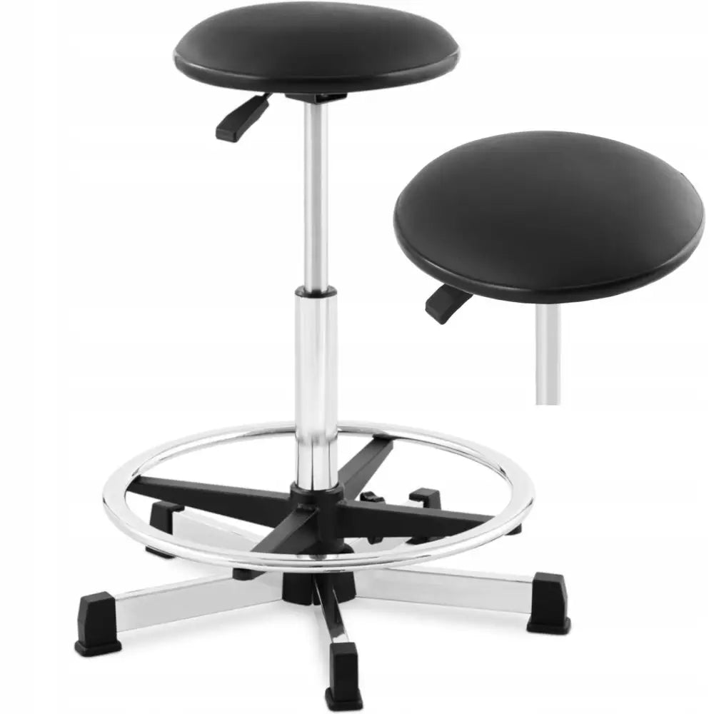 Verkstedkrakk med polstret, rundt sete, krommet fotring og høydejusterbar base, nærbilde av setet.