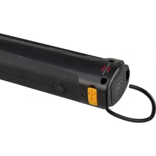 Verkstedlampe LED SANSA, skrå vinkel som fremhever gul USB-port, gummikabel og runde endedetaljer.