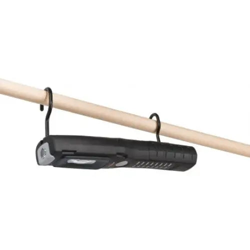 Verkstedlampe med LED, svart avlang design, henger på trestang med synlige knapper og krok.