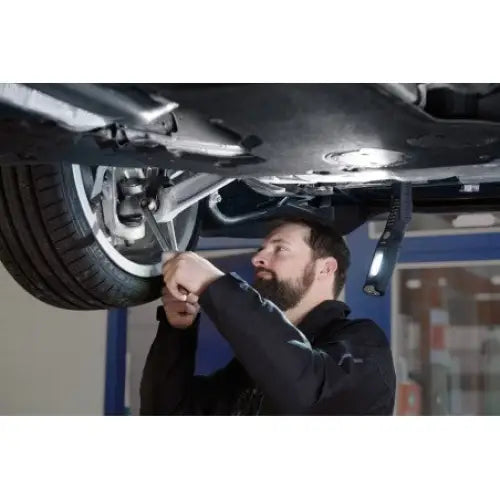 Verkstedlampe LED gir kraftig lys under bil, fokus på opplyst arbeidsområde ved dekk og oppheng.