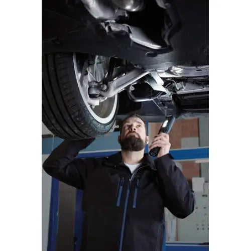 Verkstedlampe LED HL500A i bruk under bilinspeksjon, lyser opp hjuloppheng og dekk.