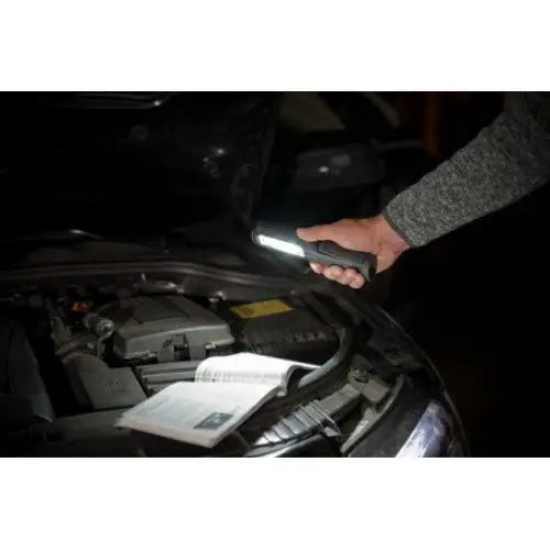 Verkstedlampe LED HL700A, nærbilde av lampehode med synlig LED-panel og robust svart armatur.