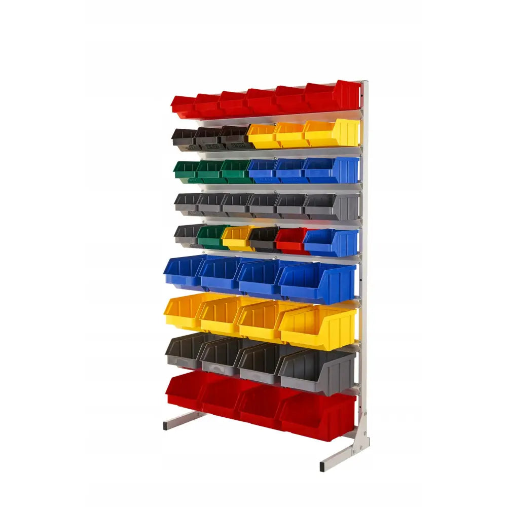 Verkstedshylle for garasje med 46 fargerike plastbokser i stålreol, skrå forfra.