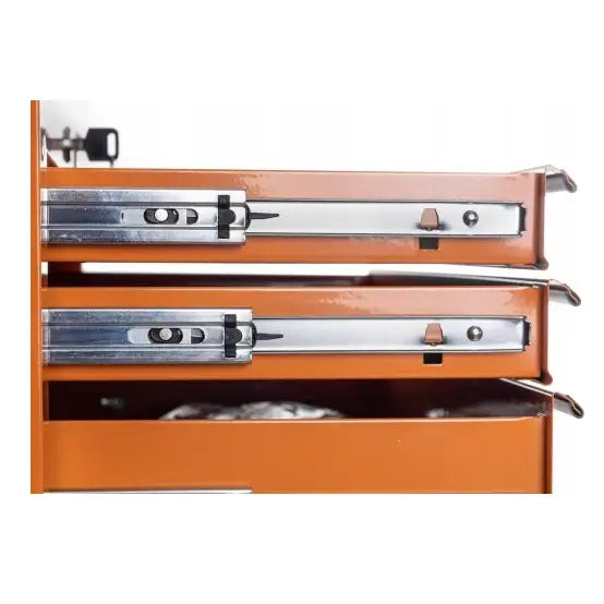 Verkstedskap XXL Pro Riwall, tre oransje skuffer fra siden med synlig metallskinne og låsemekanisme.