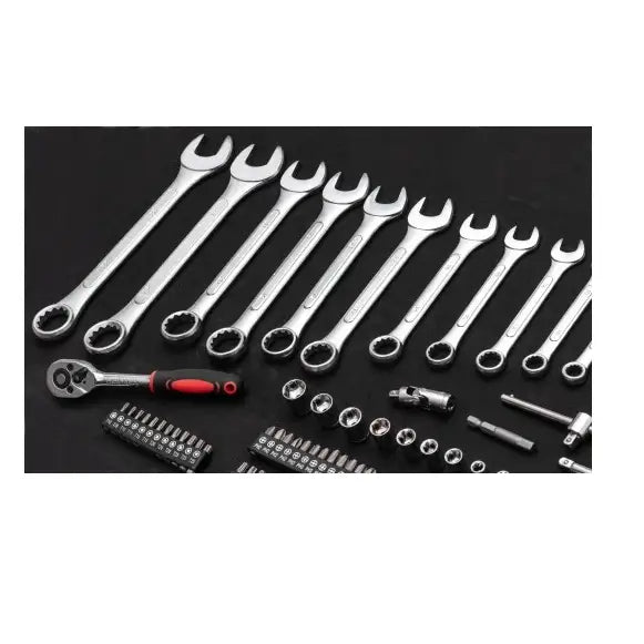 Kombinasjonsnøkler, skralle, bits og piper fra Verkstedskap XXL Pro, organisert på sort bakgrunn, sett ovenfra.