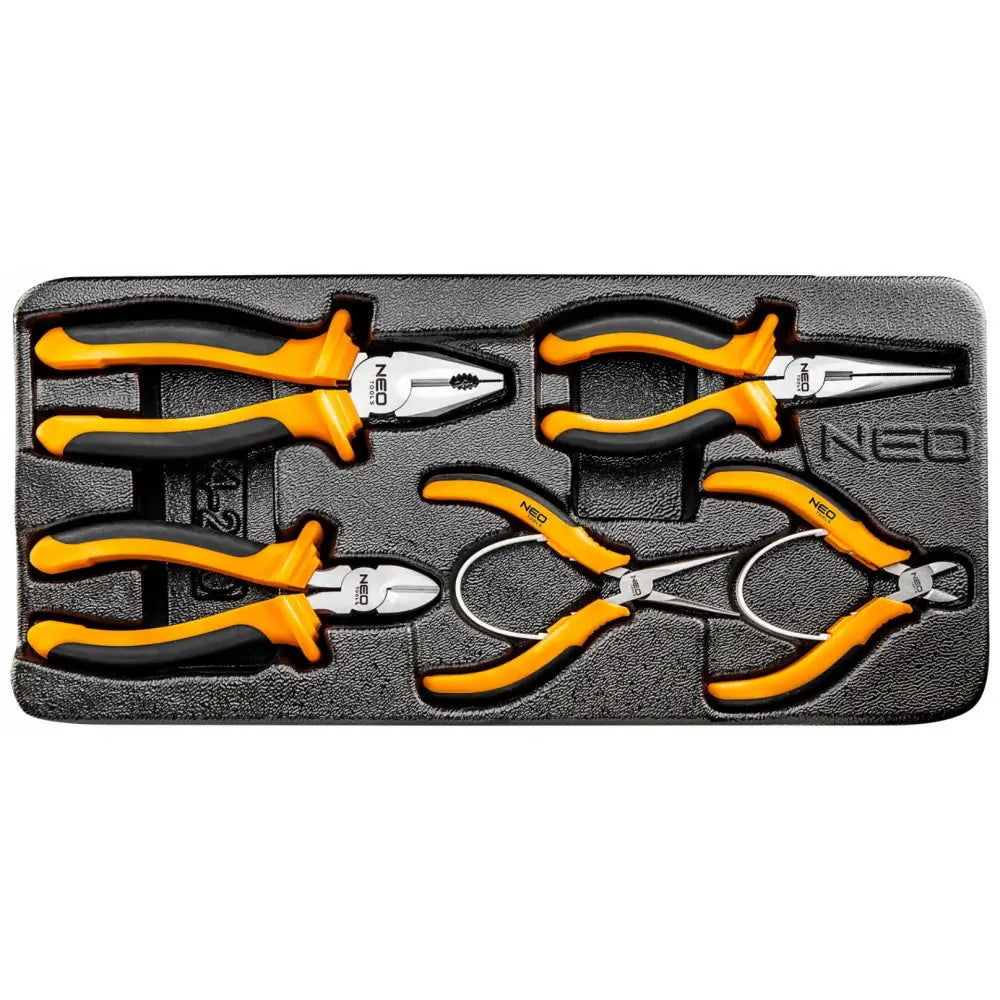 Fire tenger med oransje og svarte håndtak arrangert i sort plastinnsats, sett ovenfra.