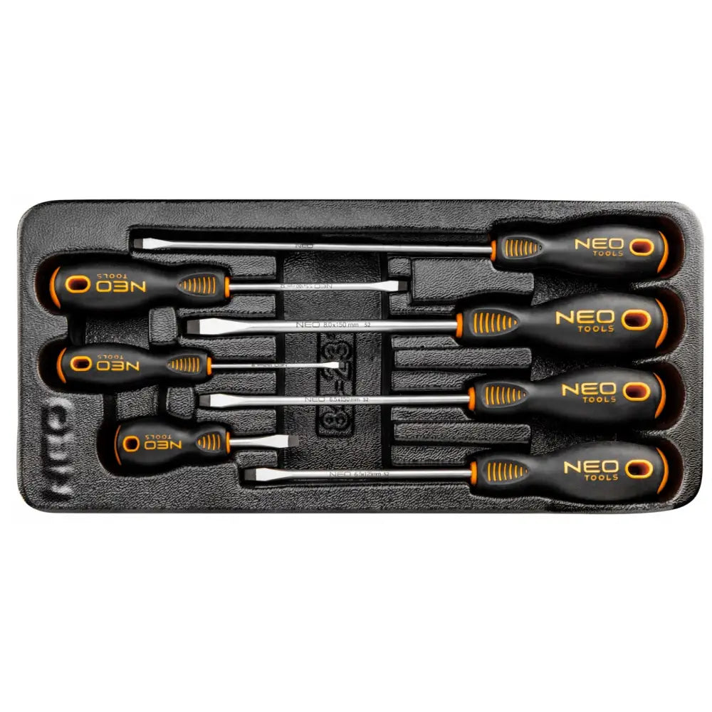 Seks Neo Tools skrutrekkere med svarte og oransje håndtak i sort plastinnsats, sett ovenfra.