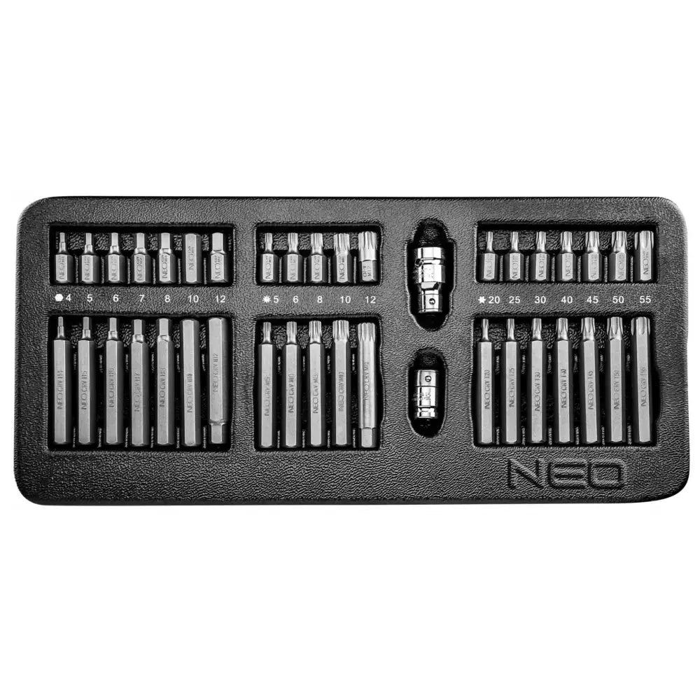 Sort plastikkbrett med ulike skrubits i metall, sortert i rader og tilpassede spor, sett rett ovenfra.