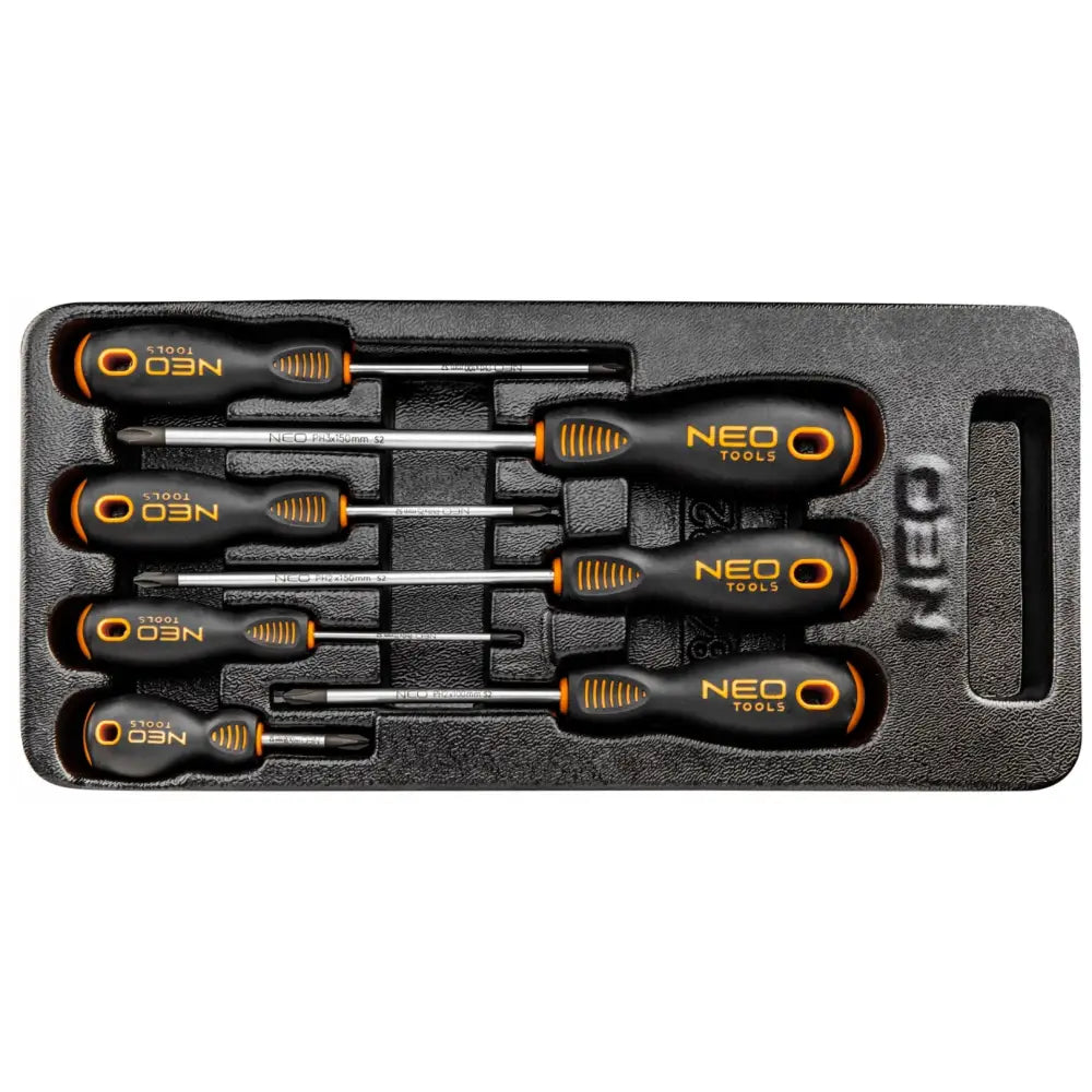 Seks svarte og oransje skrutrekkere med ergonomiske håndtak organisert i plastskuff, sett ovenfra.