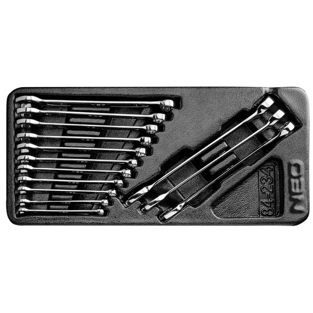 Kromfargede fastnøkler i ulike størrelser, sortert i svart innsats, sett ovenfra med lange nøkler til høyre.