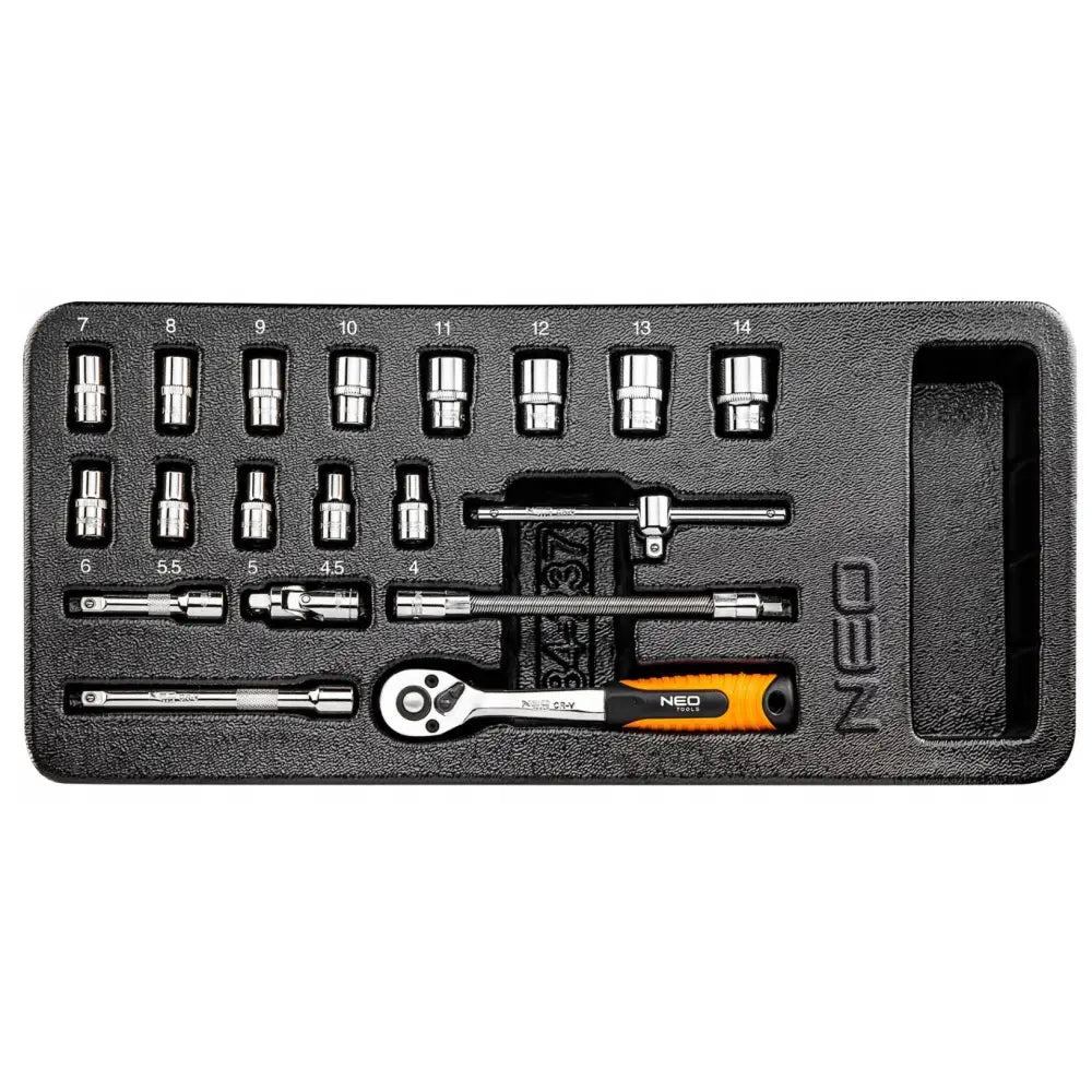 Verkstedskap med 6 skuffer, oversiktsbilde av sort etui med piper, skralle og verktøysett i metall.