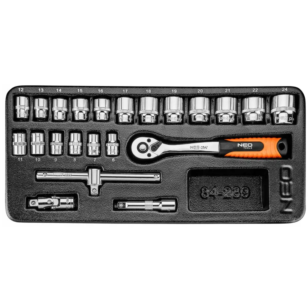 Komplett pipesett i sort plastetui, sett ovenfra med kromskralle og pipehoder i ulike størrelser.