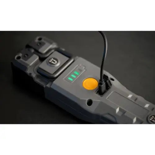 Verkstedslampe LED, nærbilde som fremhever tre grønne lysindikatorer, gul knapp og sort tilkoblingskabel.