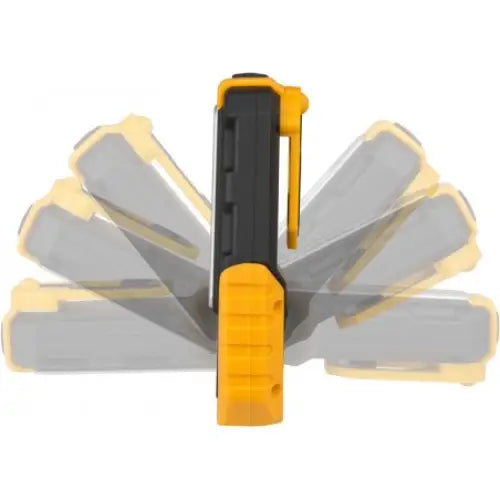 Verkstedslampe med LED, sort og gul, sidevisning som viser justerbare rotasjonsvinkler med bevegelsesuskarphet.